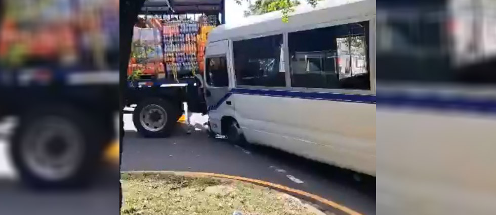 Microbús de la Ruta 29 impacta contra camión repartidor de bebidas