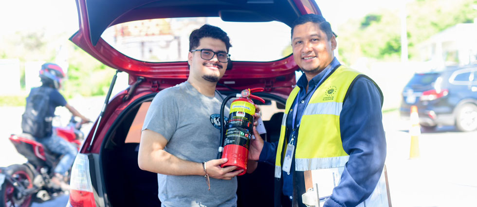 VMT entrega a conductores implementos de seguridad vial en puntos de control vehicular