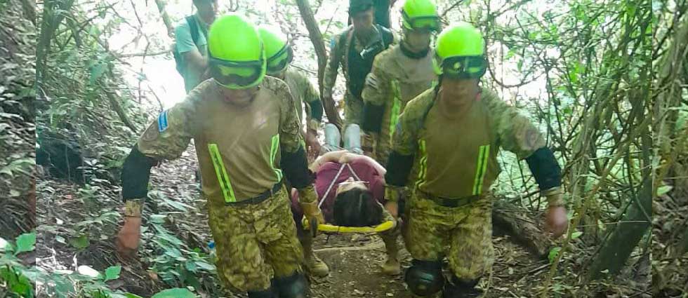 Auxilian a mujer tras sufrir una descompensación mientras realizaba una caminata en el volcán de Izalco