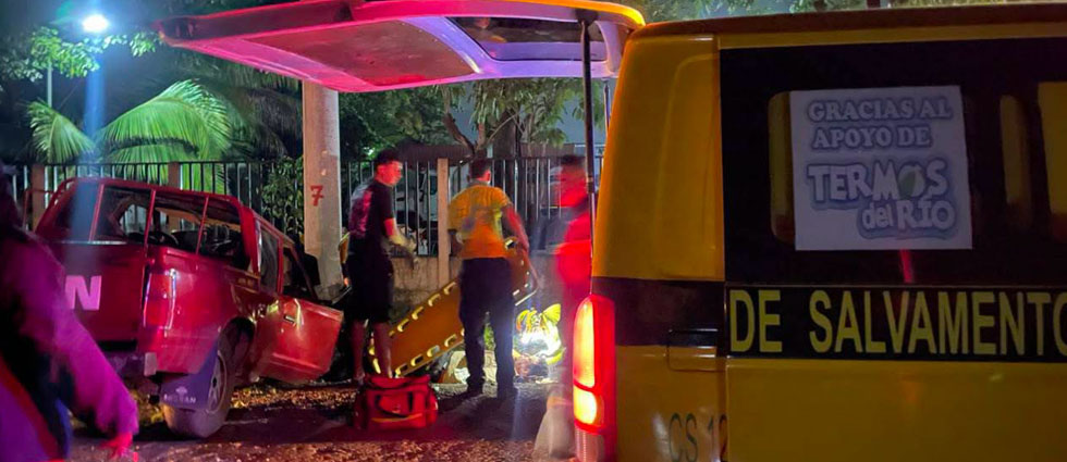 Dos lesionados tras fortísimo choque de pick up contra un poste del tendido eléctrico en La Libertad