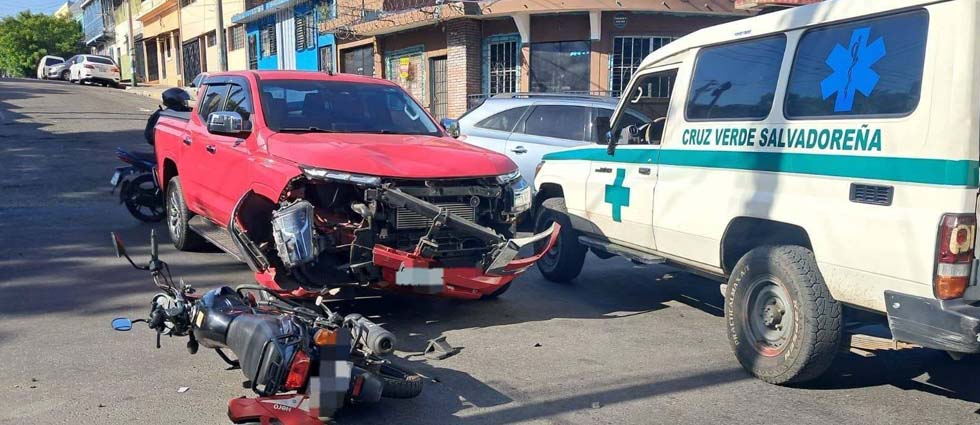 Un lesionado tras choque en el barrio Santa Anita, San Salvador