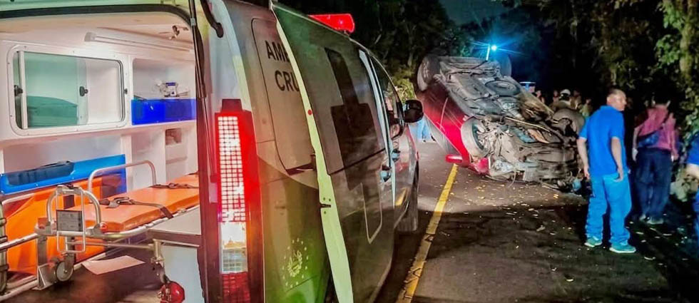 Dos mujeres resultan lesionadas tras fuerte siniestro vial sobre la calle al Volcán