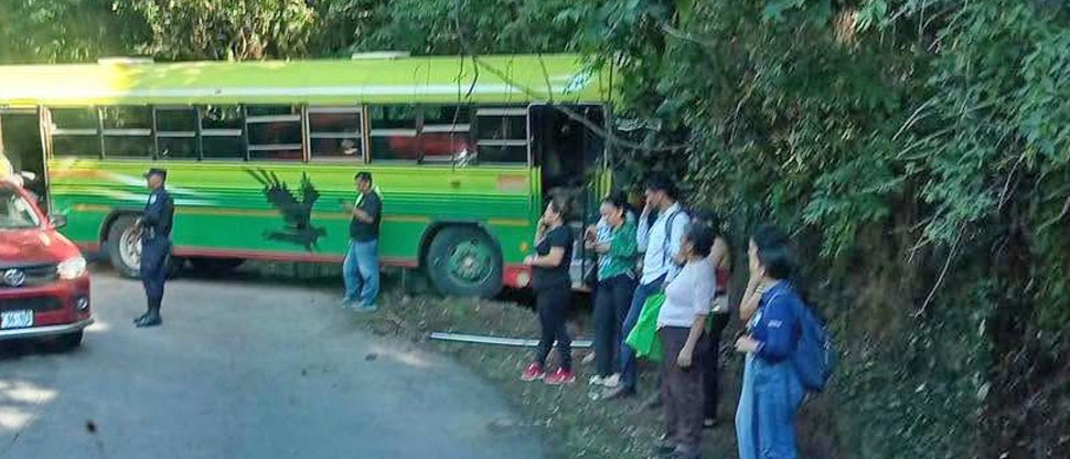 Pasajeros se llevan tremendo susto al accidentarse autobús en Lolotique