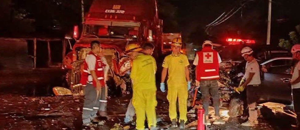 Conductor de pick up queda atrapado tras impactar de frente contra una rastra en la Troncal del Norte