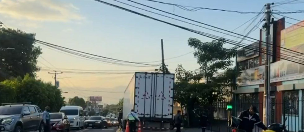 Furgón derriba cables y poste del tendido eléctrico sobre la alameda Juan Pablo II
