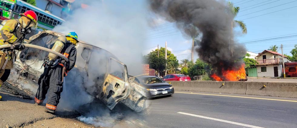 Auto acaba en cenizas tras incendiarse cuando iba en plena marcha en Sonsonate
