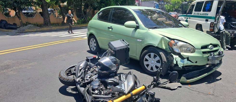 Hombre sufre varias lesiones tras choque en San Salvador