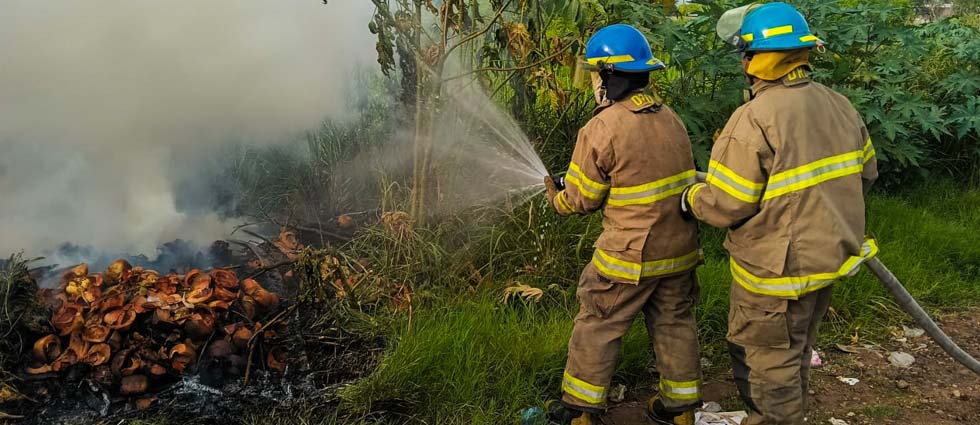 Sofocan incendio en predio donde arrojaban basura sobre carretera de Sonsonate hacia San Salvador
