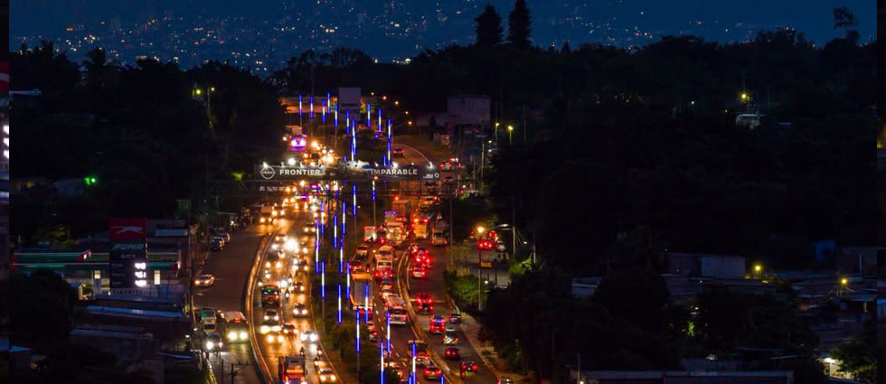 ¡Histórico! Así lucen los primeros kilómetros iluminados de la carretera de Oro