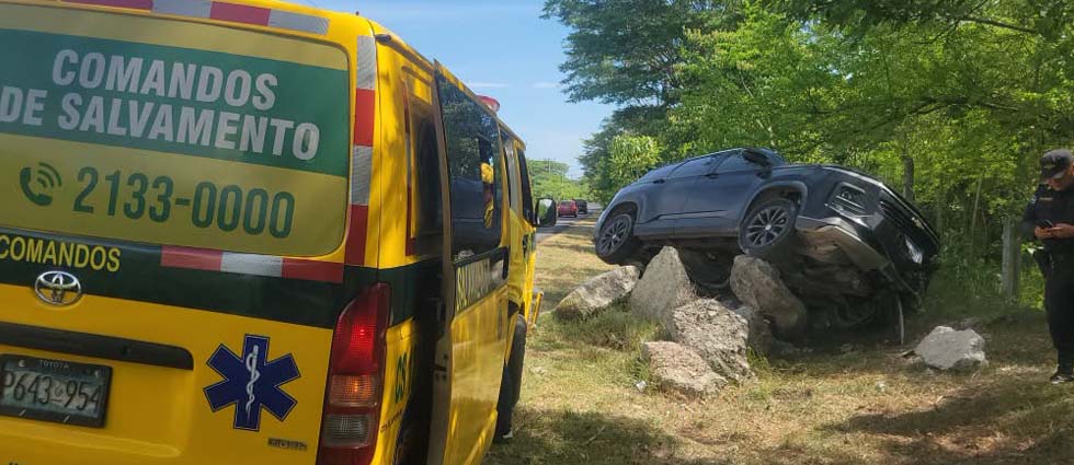 Conductor resulta lesionado tras impactar contra piedras a un costado de la carretera en La Paz
