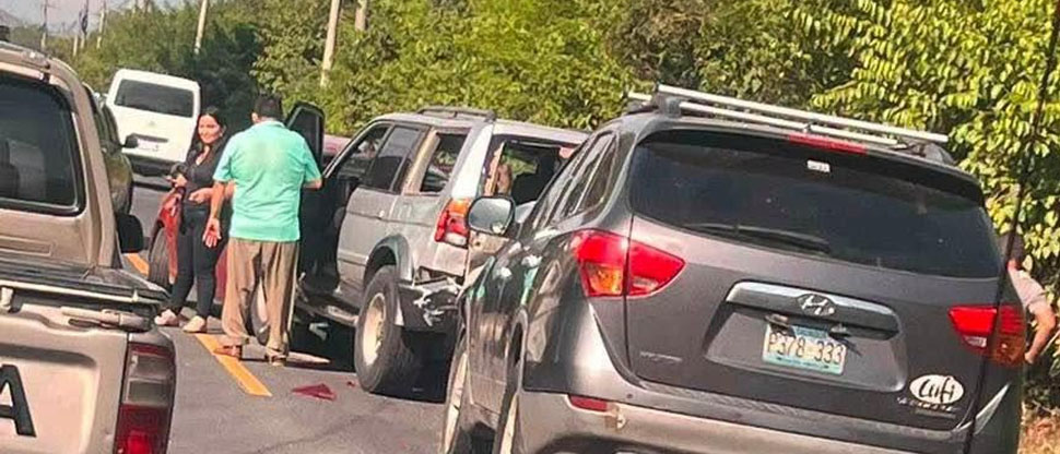 Conductores provocan triple choque en carretera Longitudinal del Norte