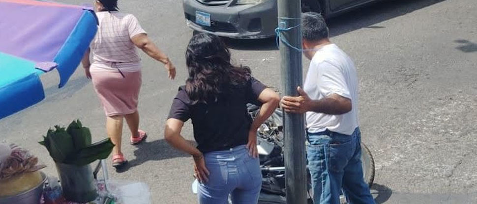 Motociclista provoca accidente al irrespetar luz de semáforo en rojo en Sonsonate