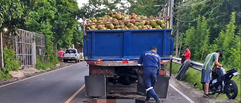 Motociclista fallece al chocar contra la parte tercera de camión que transportaba cocos