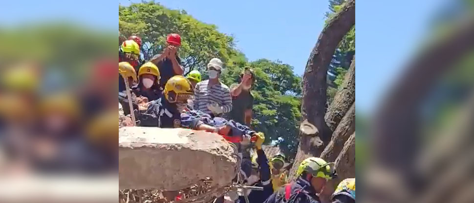 Rescatan con vida a mujer que permanecía debajo de escombros por terremoto en Colombia