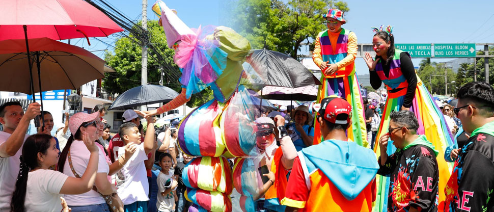 Niños y adultos disfrutan el tradicional Desfile del Correo en honor al Divino Salvador del Mundo