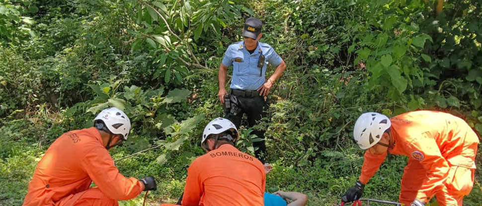Bomberos auxilian a mujer que cayó a un barranco mientras realizaba una caminata en Cojutepeque