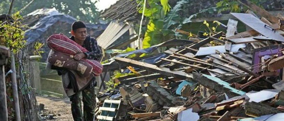Graves daños deja fuerte terremoto de 7.7 grados en Indonesia