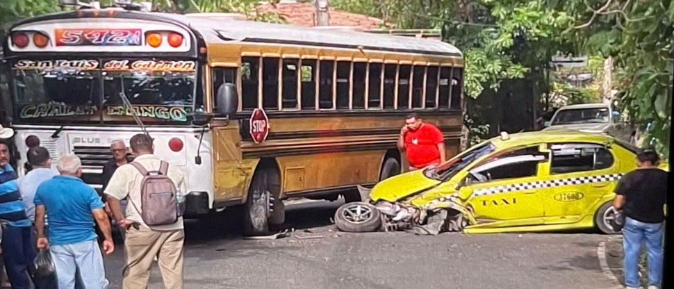 Socorristas atienden emergencia tras choque entre autobús y taxi en Chalatenango