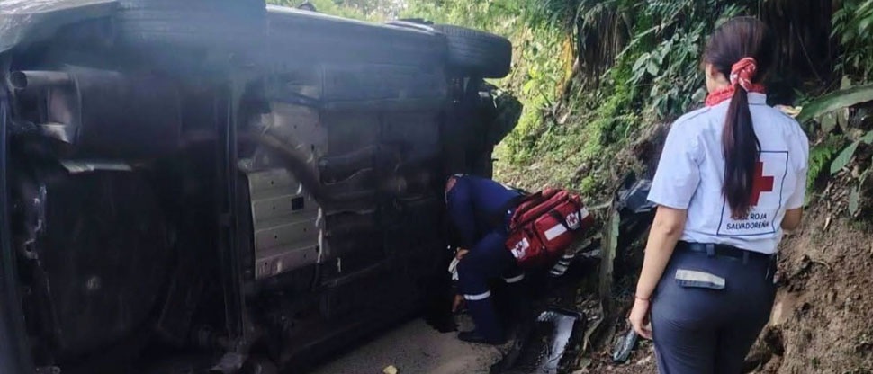 Socorristas auxilian a conductor tras volcar en carretera Panamericana