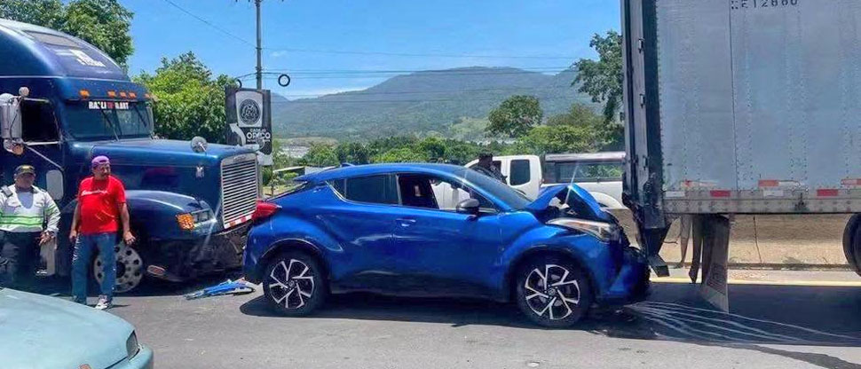 Choque entre dos rastras y camioneta deja a una persona atrapada en carretera Panamericana