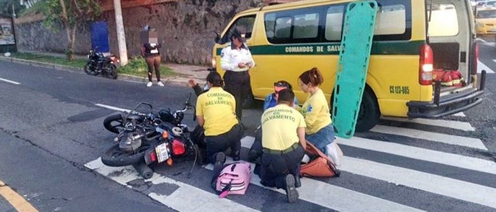 Choque entre dos motocicletas deja a tres personas lesionadas en bulevar Constitución