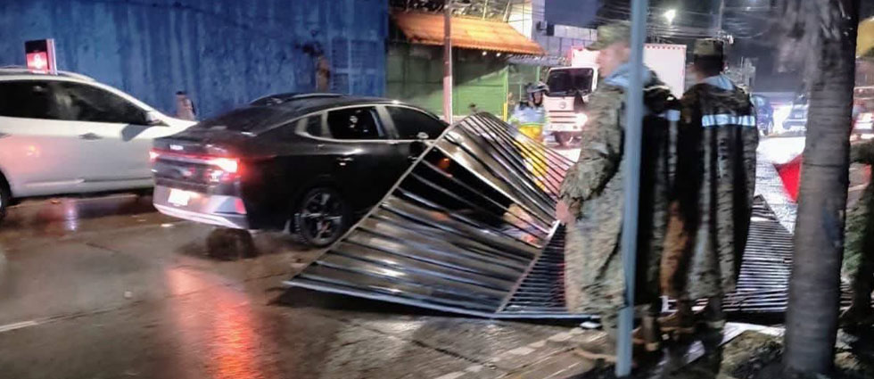 Vientos derriban portón y cae sobre auto cuando iba en plena marcha en la 49 avenida Sur de San Salvador