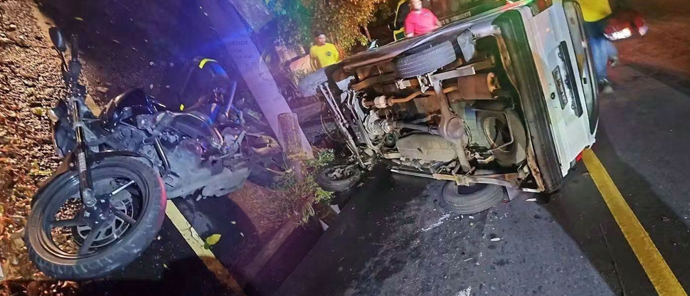 Un lesionado deja choque entre motocicleta y vehículo en calle a Huizúcar