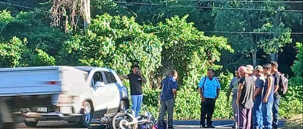 Motociclista termina gravemente herido tras chocar contra vehículo en carretera a Sonsonate