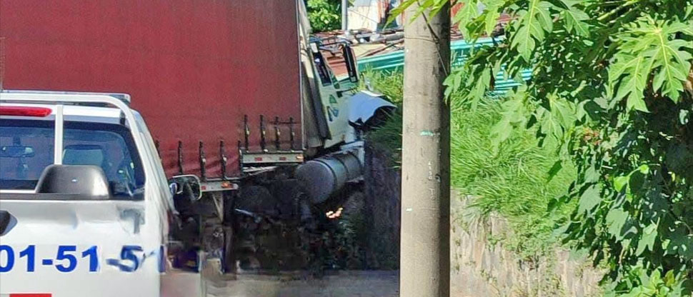 Accidente de camión provoca cierre de carril en inmediaciones del bulevar Venezuela