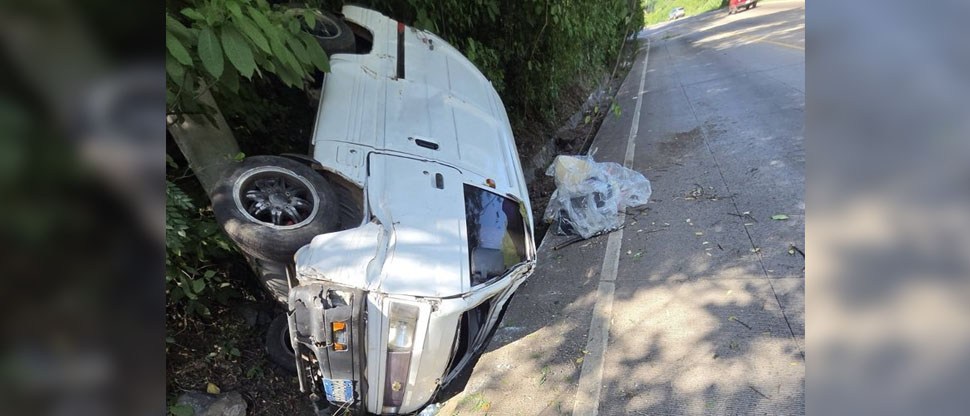 Conductor pierde el control del vehículo y vuelca en carretera hacia Santa Ana