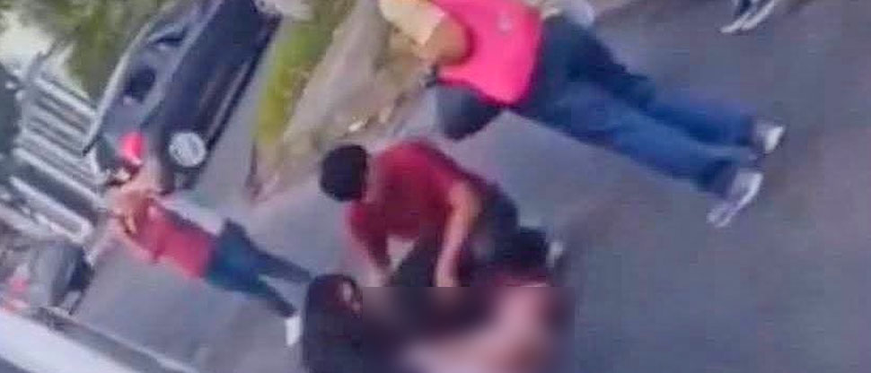 Auxilian a mujer que cayó de un microbús de la ruta 6 en San Salvador