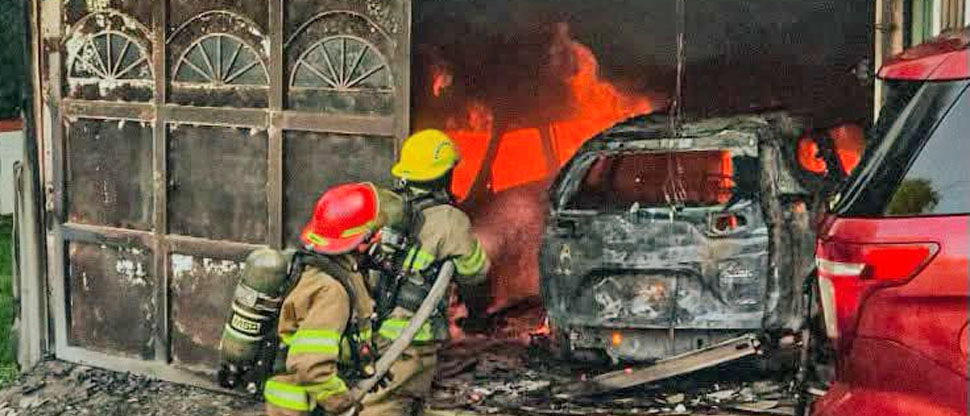 Vehículos terminan en cenizas tras incendiarse en el garaje de una vivienda de Mejicanos