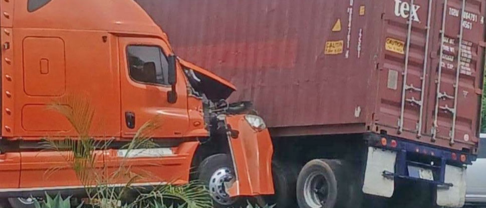 Conductores de vehículos pesados provocan fuerte choque en carretera a Acajutla