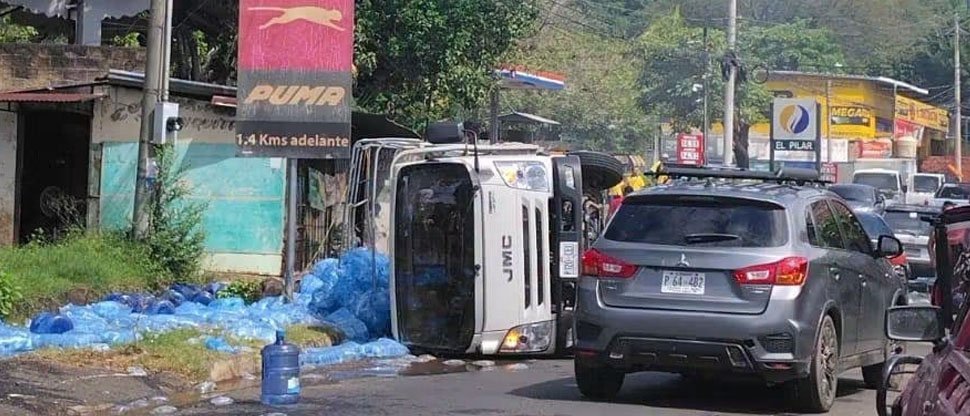 Tres lesionados deja choque entre camión repartidor de agua y camioneta en Sonsonate