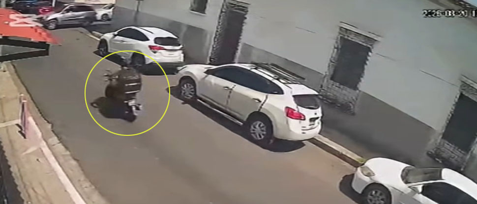 VIDEO: conductor huye tras ocasionar fuerte choque en ciudad de Santa Ana