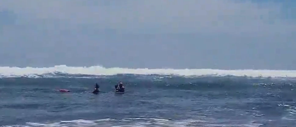 Rescatan con éxito a hombre que fue arrastrado por una corriente marina en playa Metalío