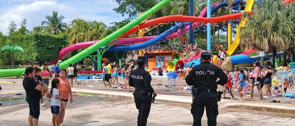 Salvadoreños disfrutan de sus vacaciones en un entorno seguro