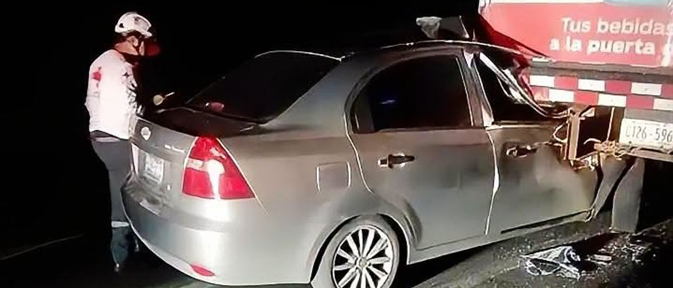 Vivo de milagro: conductor se salva tras chocar contra un camión en Sonsonate