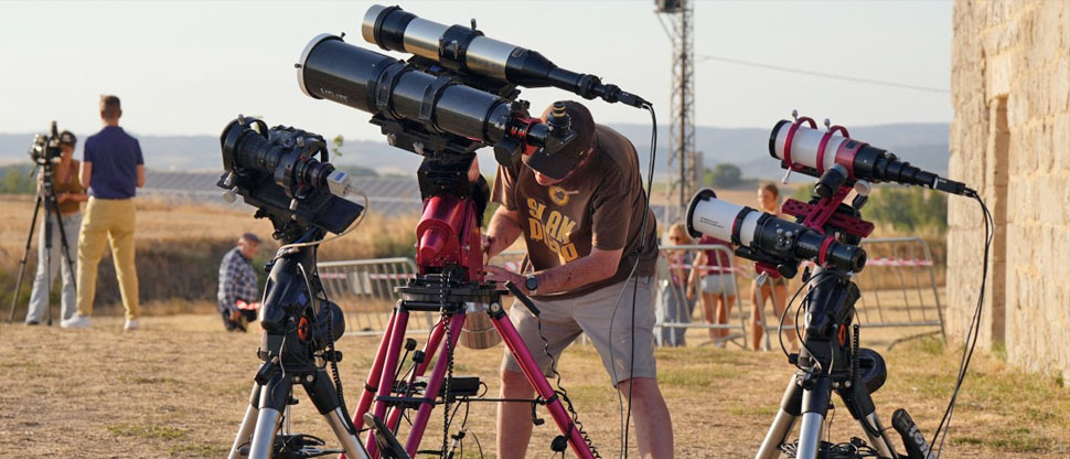 Amantes de la astronomía preparan sus lentes para apreciar el espectacular eclipse total de Sol