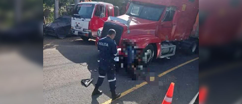 Motociclista pierde la vida tras chocar contra una rastra en Usulután Norte