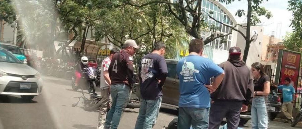 Motociclista termina en el hospital tras sufrir fuerte accidente en San Salvador
