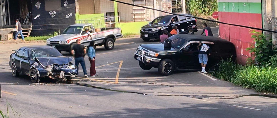Imprudencia al volante deja fuerte choque en Ahuachapán