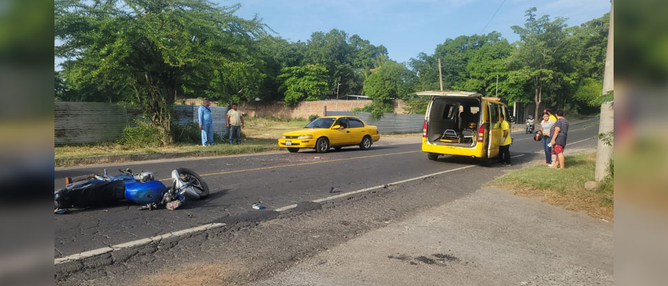 Auxilian a motociclista que sufrió aparatoso accidente en carretera antigua a Zacatecoluca
