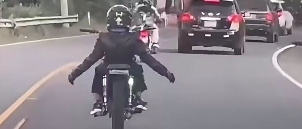 Motociclista arriesga su vida al manejar irresponsablemente en carretera hacia Metapán