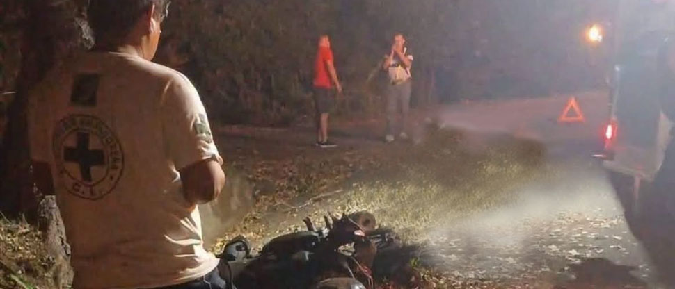 Motociclista pierde la vida al chocar contra un árbol en carretera a San Dionicio