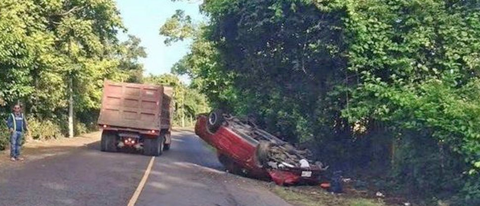 Auxilian a conductor que sufrió aparatoso accidente en Usulután Este