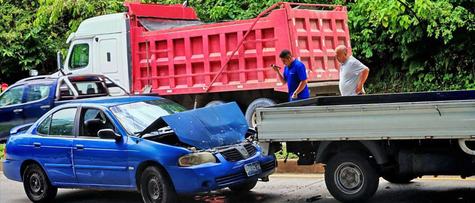 Distracción al volante termina con tres conductores involucrados en accidente en Santa Tecla