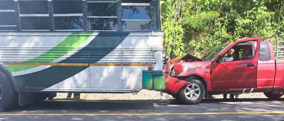 Auxilian a conductor que chocó el pick up contra un autobús en Ruta Panorámica