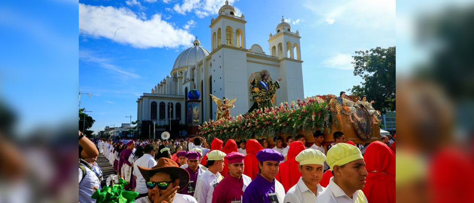 Salvadoreños se unen con devoción en tradicional procesión del Divino Salvador del Mundo