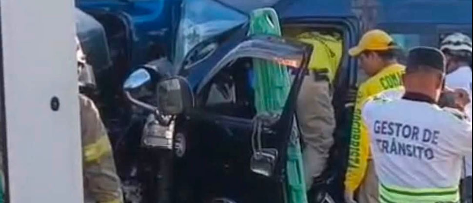 Mujer queda atrapada entre los hierros tras choque de microbús contra volqueta